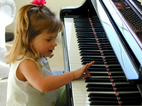 Να γιατί επιβάλλεται να μάθει πιάνο το παιδί σας!