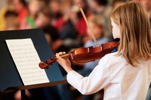 Ο παιδικός εγκέφαλος ωφελείται από το μάθημα της μουσικής!